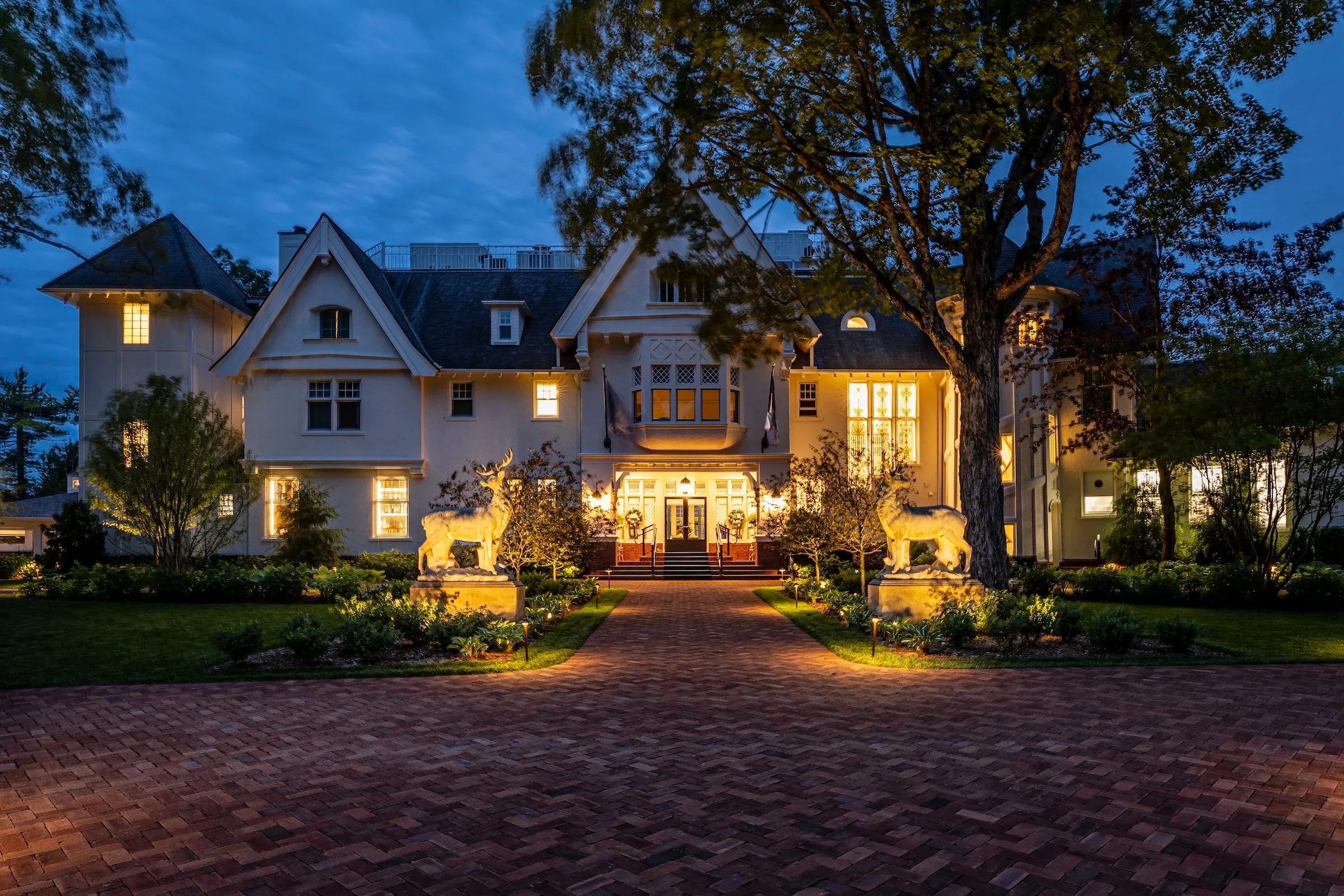 The Inn at Stonecliffe front night view